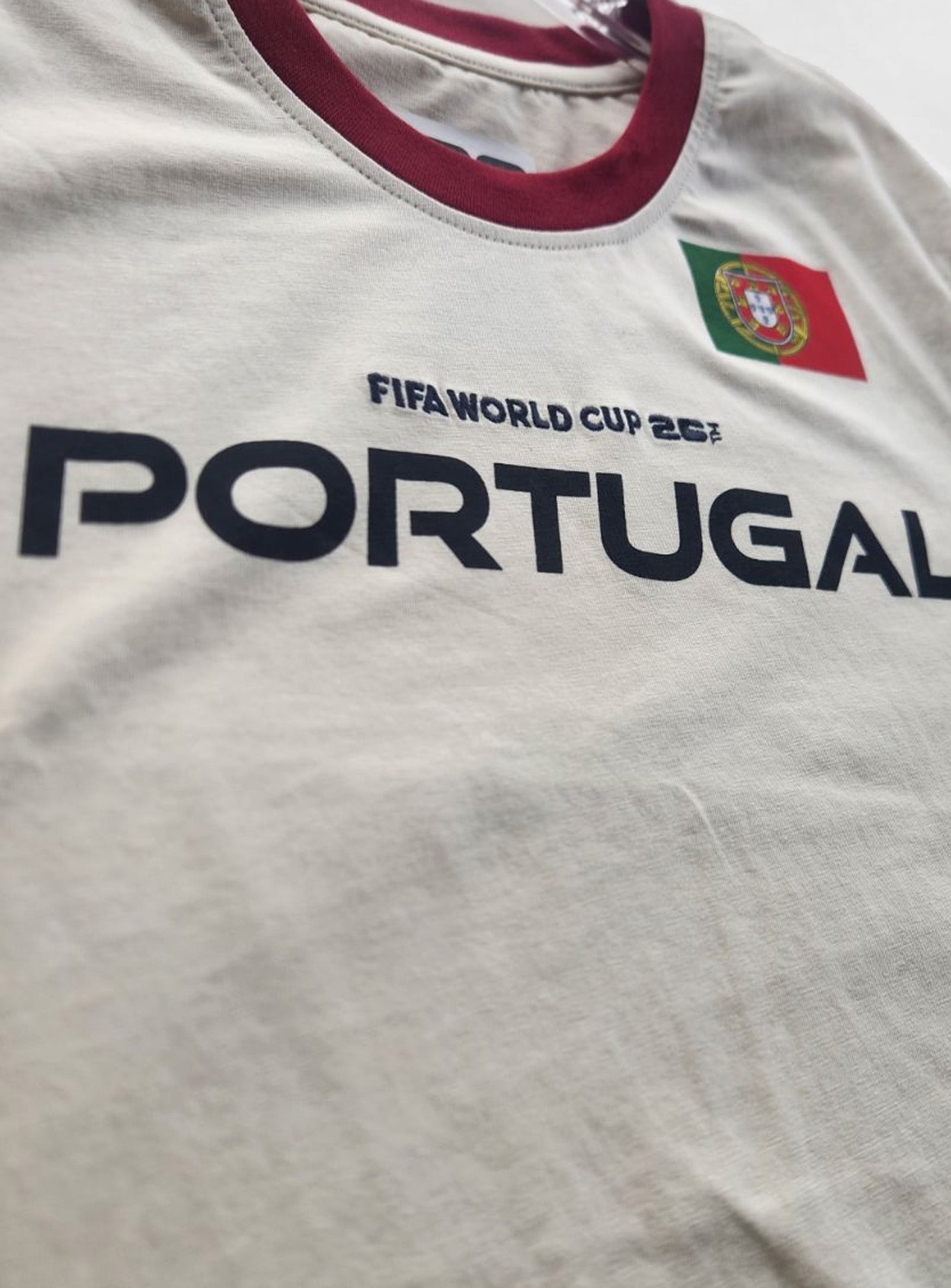 Portugal Ringer Tee||Portugal t-shirt graphique bords contraste - in use