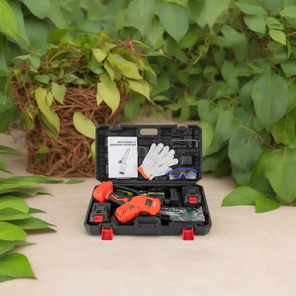 Compact Cordless Chainsaw - detail