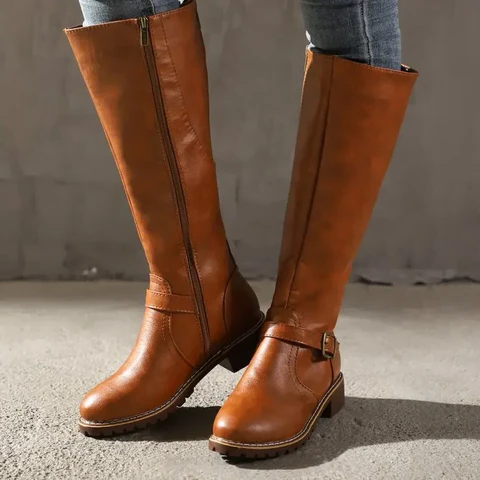 Elegant leather boots - trendy women's boots for every occasion - in use