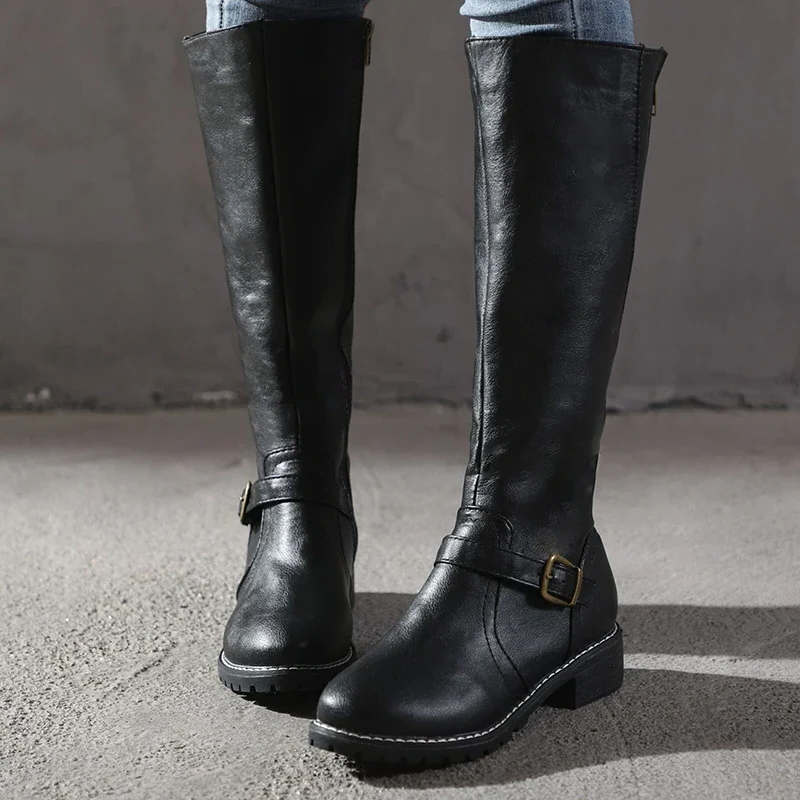 Elegant leather boots - trendy women's boots for every occasion - detail
