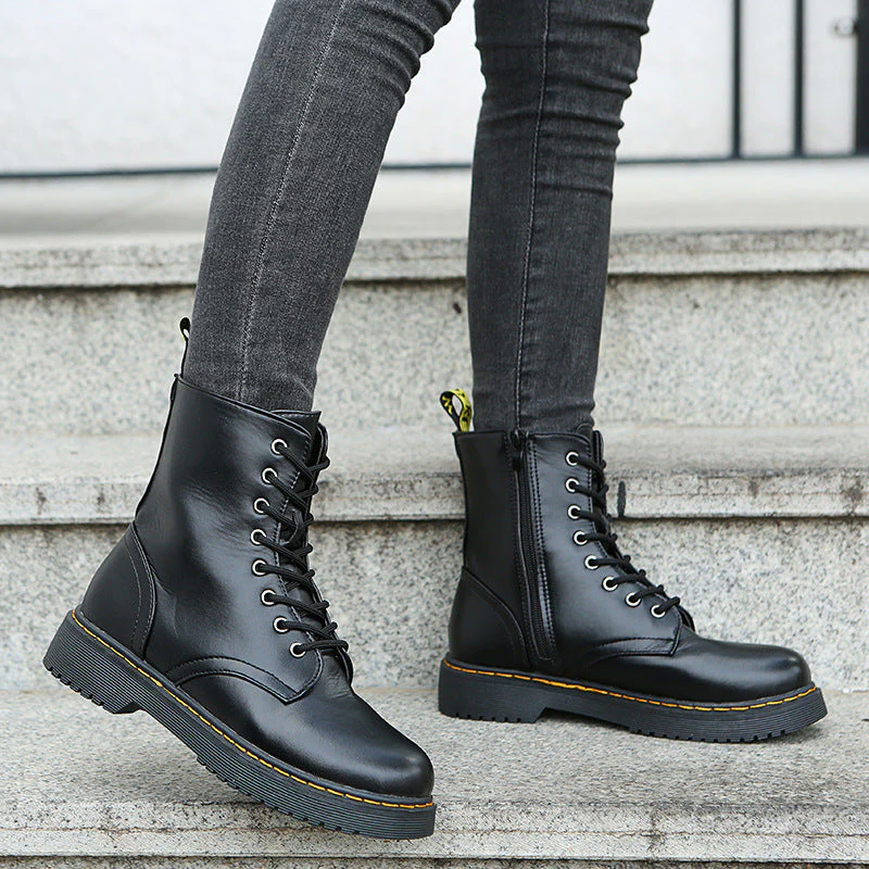 Comfortable boots with laces and a zipper - detail