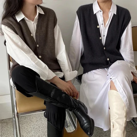 Casual knitted waistcoat with button placket - detail