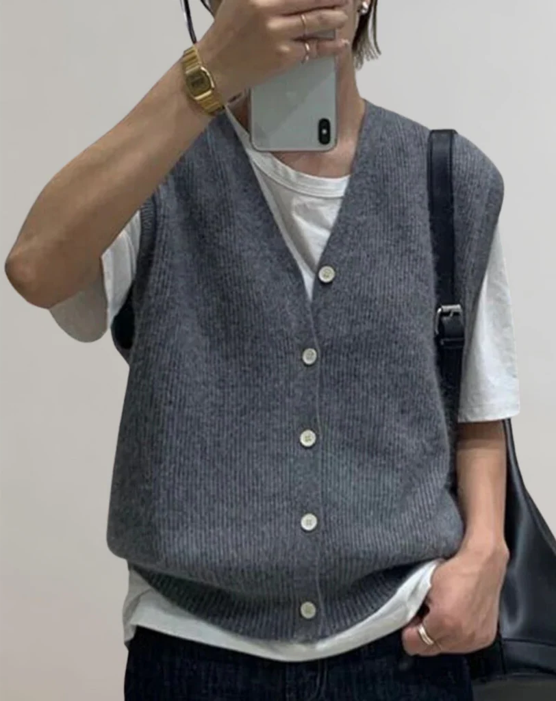Casual knitted waistcoat with button placket - detail