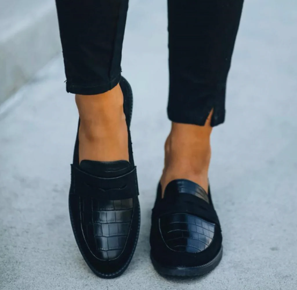 Elegant women's low shoes - detail