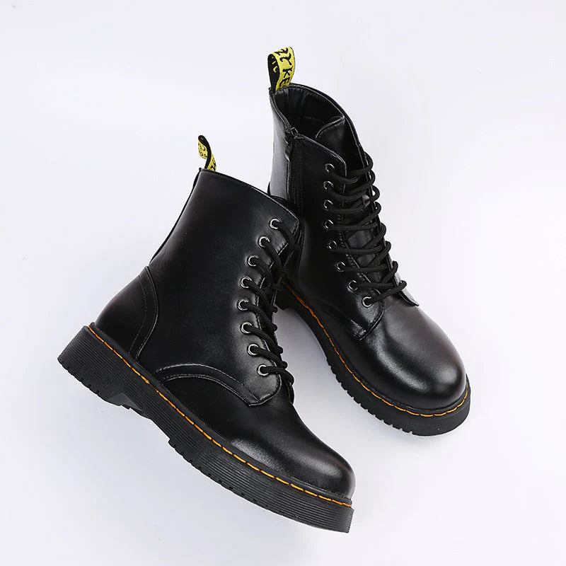 Comfortable boots with laces and a zipper - in use