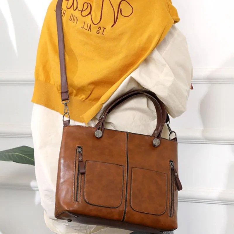 Elegant leather bag - in use